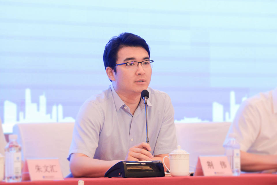 图四:公司党委副书记、总经理荆伟主持会议.jpg 图四:公司党委副书记、总经理荆伟主持会议.jpg