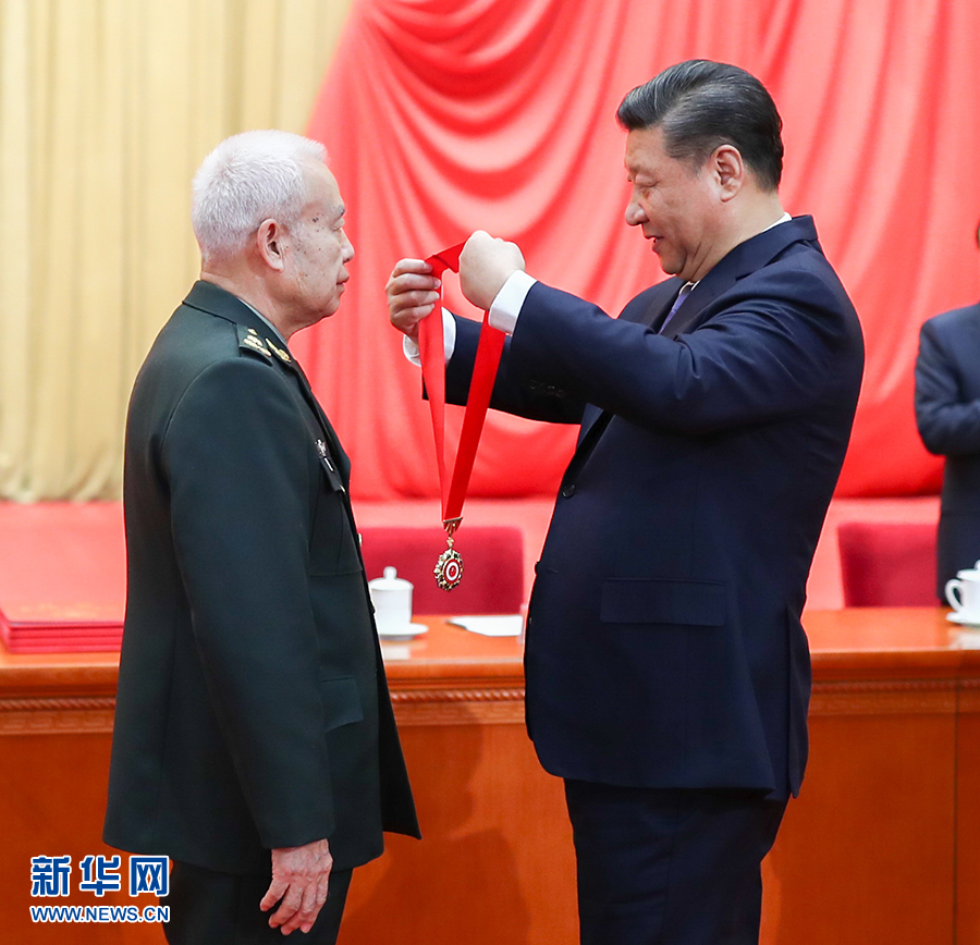 图二:中共中央总书记、国家主席、中央军委主席习近平向获得2018年度国家最高科学技术奖的中国人民解放军陆军工程大学钱七虎院士颁发奖章.jpg 图二:中共中央总书记、国家主席、中央军委主席习近平向获得2018年度国家最高科学技术奖的中国人民解放军陆军工程大学钱七虎院士颁发奖章.jpg