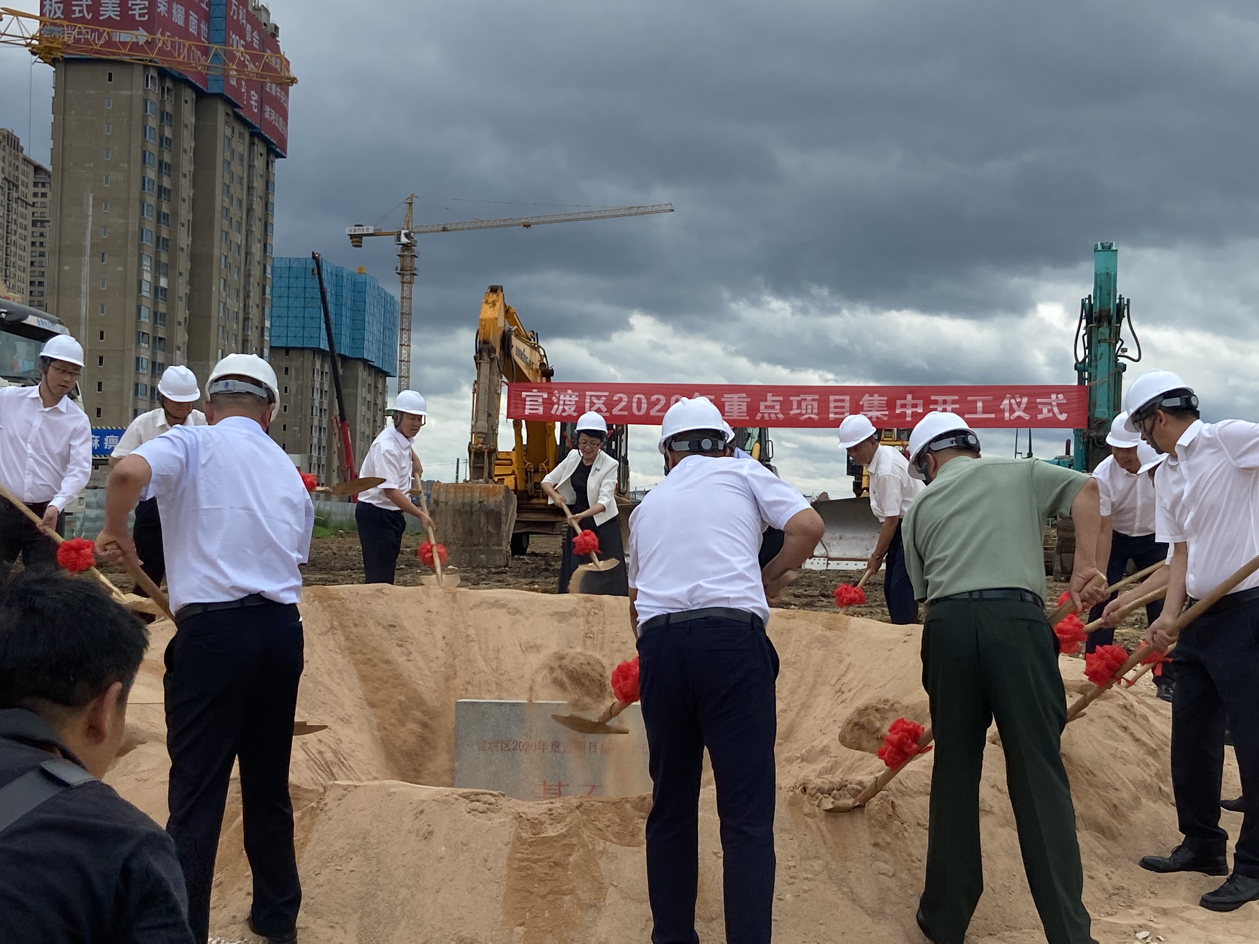 图一:各参建单位代表参与奠基仪式.jpg 图一:各参建单位代表参与奠基仪式.jpg