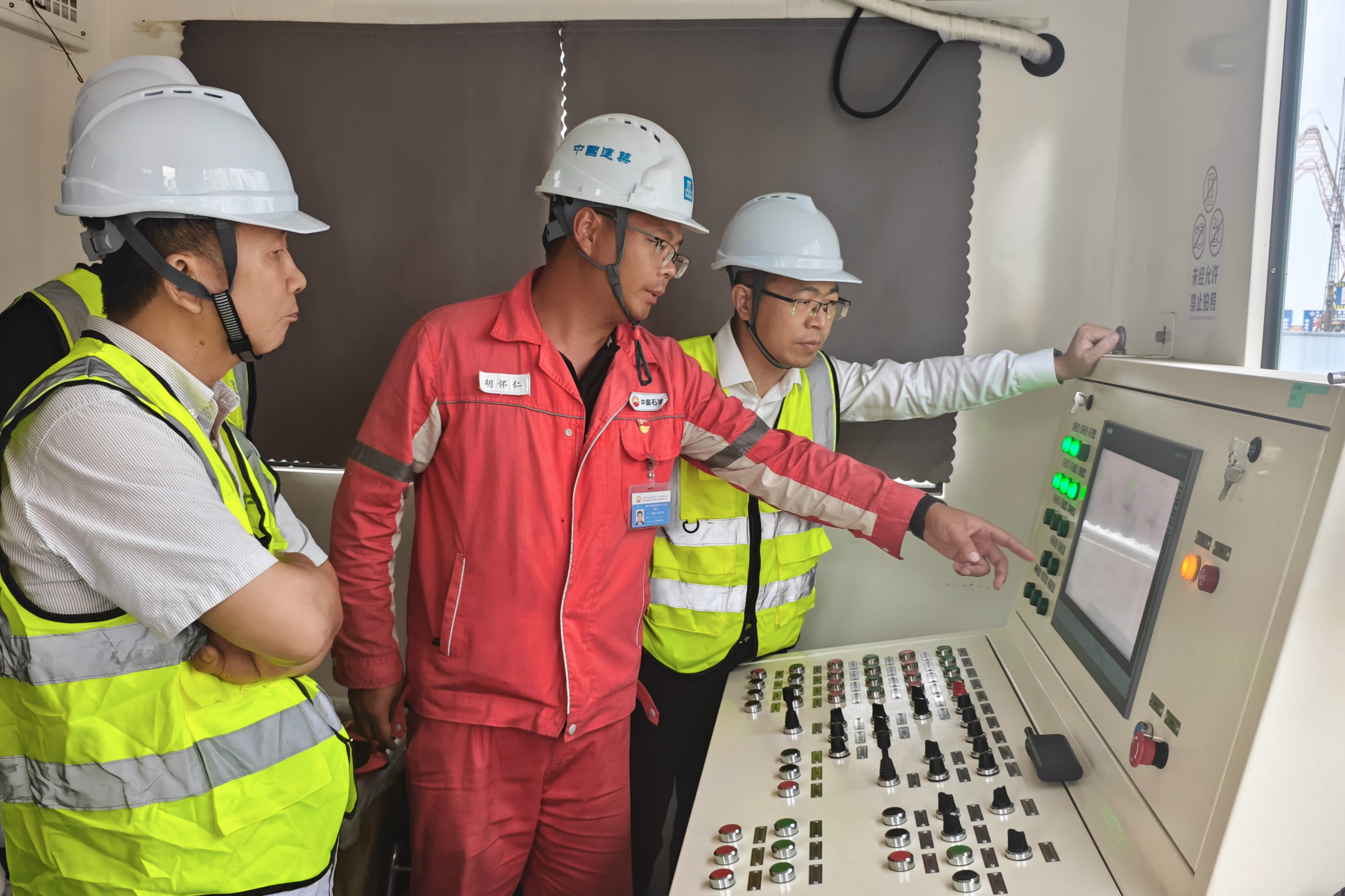 20250822 SECM竖井掘进装备在中国石油首个海底盾构工程烟台港西港区LNG接收井项目顺利始发-现场操作 7e1cfc042647a4d6788333096fabba47.jpg